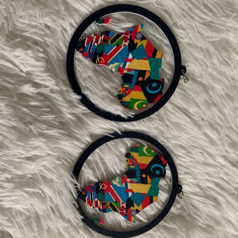 “BRAND NEW” Africa circle earrings